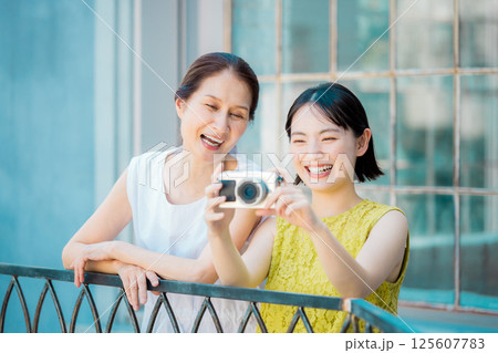 女子旅で写真を撮る女性  リゾート旅行イメージ 125607783