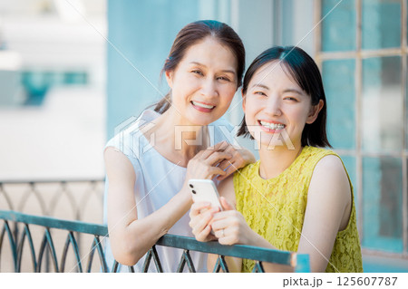 女子旅で写真を撮る女性  リゾート旅行イメージ 125607787