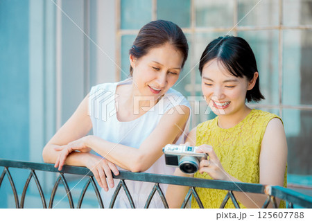 女子旅で写真を撮る女性  リゾート旅行イメージ 125607788