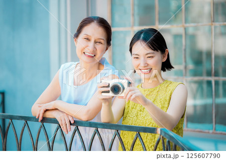 女子旅で写真を撮る女性  リゾート旅行イメージ 125607790