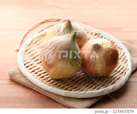 笊に盛った新玉ねぎ 笊に盛った新玉ねぎ 125607879