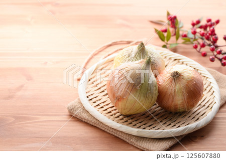 笊に盛った新玉ねぎ 125607880