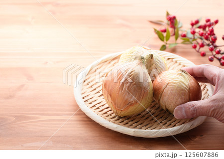 笊に盛った新玉ねぎ 笊に盛った新玉ねぎ 125607886