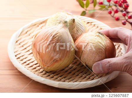 笊に盛った新玉ねぎ 125607887