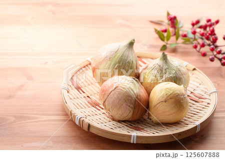 笊に盛った新玉ねぎ 125607888