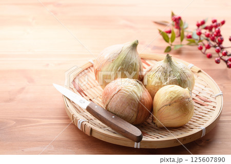 笊に盛った新玉ねぎ 125607890