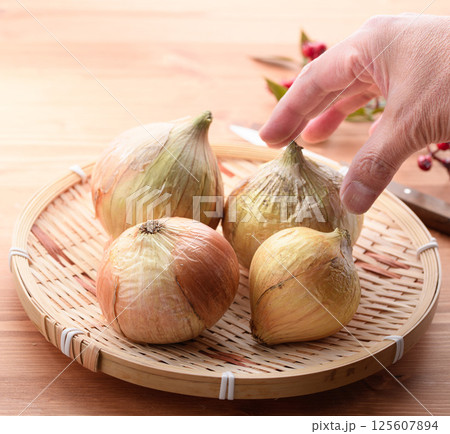 笊に盛った新玉ねぎ 笊に盛った新玉ねぎ 125607894