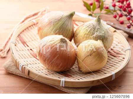 笊に盛った新玉ねぎ 125607896