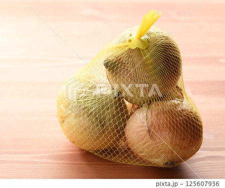 網に入った新玉ねぎ 125607936