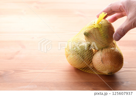 網に入った新玉ねぎ 網に入った新玉ねぎ 125607937