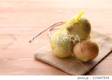網に入った新玉ねぎ 網に入った新玉ねぎ 125607939