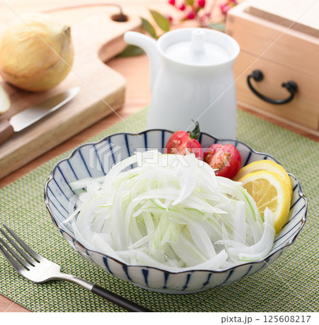 オニオンスライスサラダ （ 新玉葱 ） 125608217