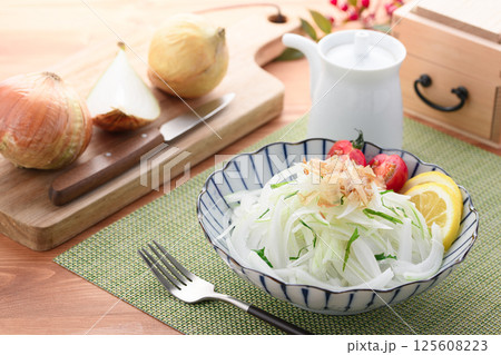 オニオンスライスサラダ （ 新玉葱 ） 125608223