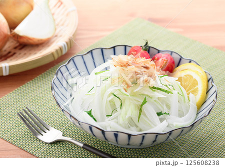 オニオンスライスサラダ （ 新玉葱 ） 125608238