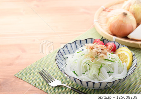 オニオンスライスサラダ （ 新玉葱 ） 125608239