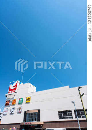 イトーヨーカドー国領店と春の青空　東京都調布市国領町 125608769