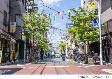 東京都大田区の都市風景　おいで通り商店街 125608813