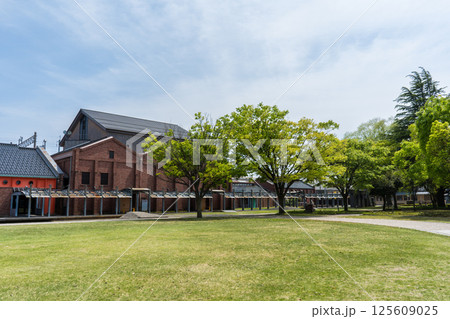 晴れの青空と金沢市民芸術村と隣接する大和町広場イメージ｜石川県金沢市 125609025