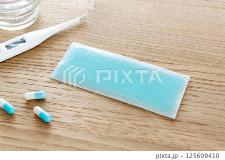 発熱時の冷却ジェルシート 発熱時の冷却ジェルシート 125609410