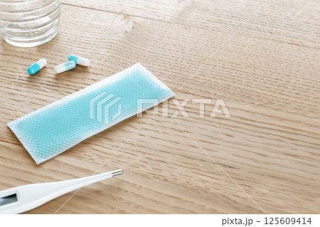 発熱時の冷却ジェルシート 125609414