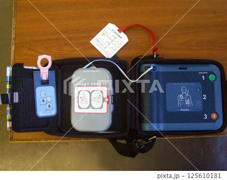 ボックスから出したAED ボックスから出したAED 125610181