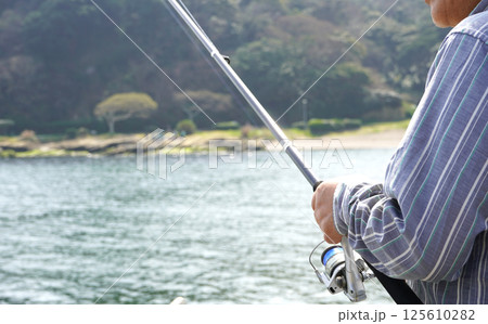 老人の海釣りのイメージ・老人の趣味 老人の海釣りのイメージ・老人の趣味 125610282