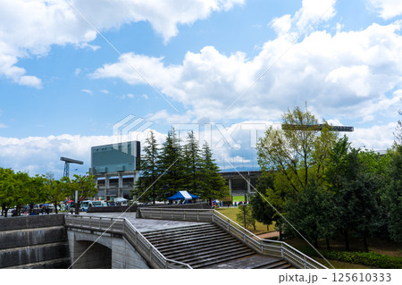 晴れの青空とJリーグ開催日の富山県総合運動公園｜陸上競技場イメージ｜富山県富山市 125610333