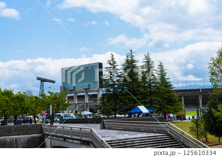 晴れの青空とJリーグ開催日の富山県総合運動公園｜陸上競技場イメージ｜富山県富山市 125610334
