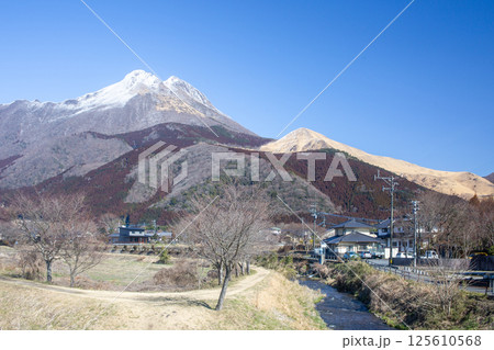 冬の湯布院 由布岳の積雪と青空 冬の湯布院 由布岳の積雪と青空 125610568