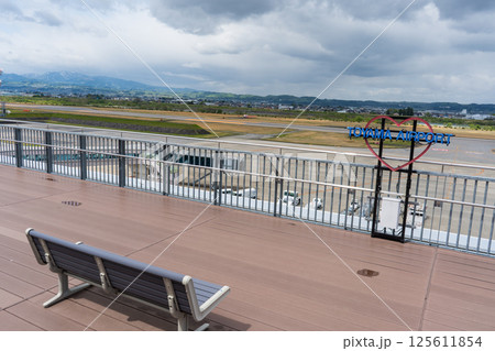 曇り空と富山きときと空港の展望デッキ｜富山空港イメージ｜地方空港イメージ｜富山県富山市 125611854