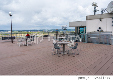 曇り空と富山きときと空港の展望デッキ|富山空港イメージ|地方空港イメージ|富山県富山市 曇り空と富山きときと空港の展望デッキ|富山空港イメージ|地方空港イメージ|富山県富山市 125611855