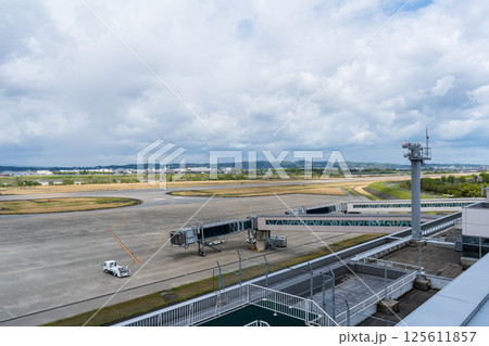 曇り空と富山きときと空港の展望デッキから滑走路方面|富山空港イメージ|地方空港イメージ|富山県富山市 曇り空と富山きときと空港の展望デッキから滑走路方面|富山空港イメージ|地方空港イメージ|富山県富山市 125611857
