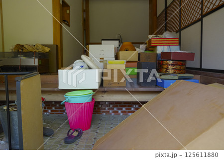 粗大ゴミの片付け風景 粗大ゴミの片付け風景 125611880