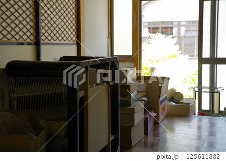 粗大ゴミの片付け風景 125611882