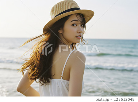 海辺で過ごす若い女性 125612049