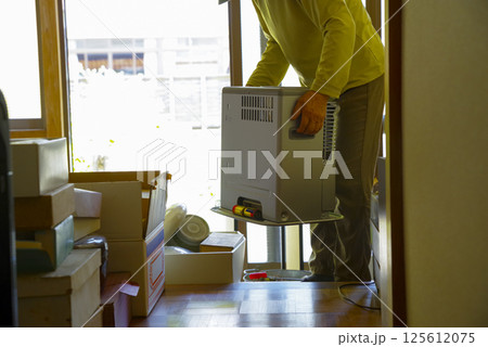 粗大ゴミの仕分けをする女性 125612075