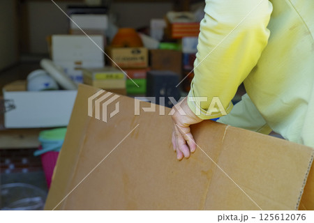 粗大ゴミの仕分けをする女性 粗大ゴミの仕分けをする女性 125612076