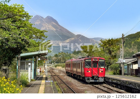 由布岳を背景に春の南由布駅と赤い列車 125612162
