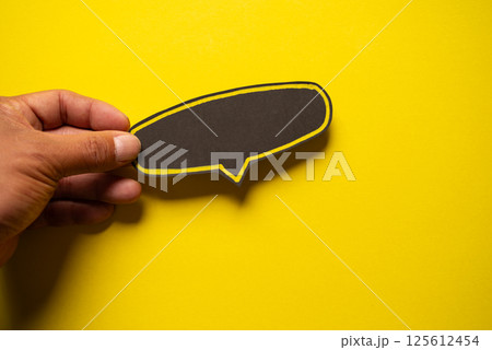黄色背景に黒色の吹き出し 125612454
