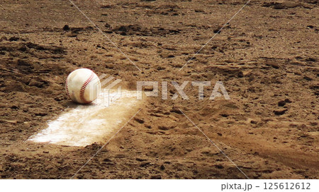 マウンドに置かれたボール 125612612