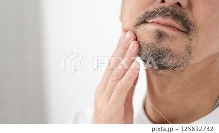 男性　ミドル　ヒゲ　口元 125612732