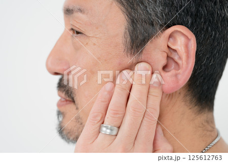 男性　耳　アップ 125612763