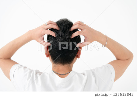 メンズビューティー　ミドルエイジ　ヘアケア　後ろ姿 125612843