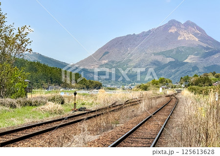 南由布駅より由布岳を望む風景 125613628