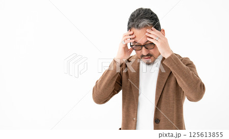 カジュアルビジネス ミドル男性 頭痛 カジュアルビジネス ミドル男性 頭痛 125613855