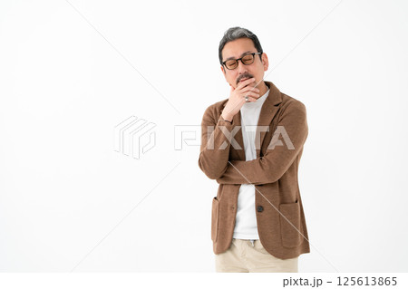 カジュアルビジネス　ミドル男性　悩む 125613865