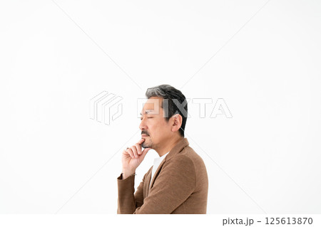 カジュアルビジネス ミドル男性 悩む カジュアルビジネス ミドル男性 悩む 125613870