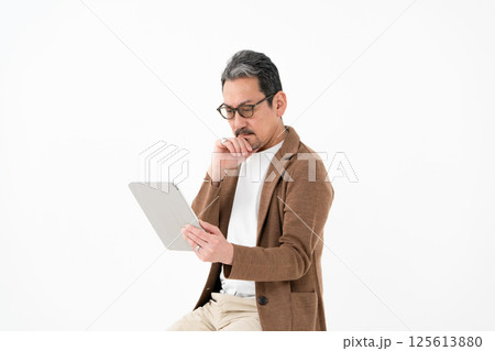 カジュアルビジネス　ミドル男性　タブレット 125613880