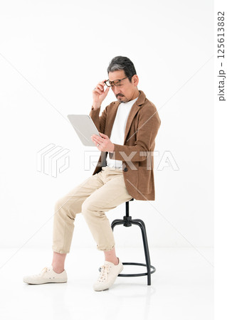 カジュアルビジネス ミドル男性 タブレット カジュアルビジネス ミドル男性 タブレット 125613882