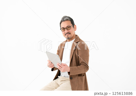 カジュアルビジネス ミドル男性 タブレット カジュアルビジネス ミドル男性 タブレット 125613886